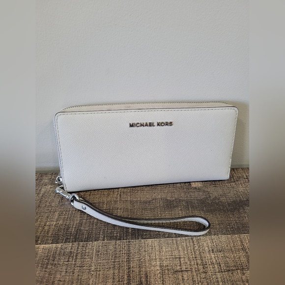 Michael Kors wristlet wallet - Picture 4 of 10